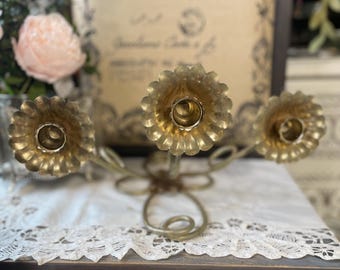 Aplique de pared vintage de latón dorado con portavelas y diseño floral en espiral, al estilo Hollywood Regency glamuroso.