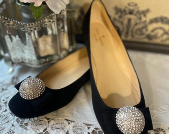 Bailarinas italianas de piel de ante negra Kate Spade con pedrería y bolas de cristal, talla 8.5