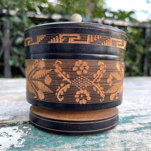 Vintage Small wooden carved round trinket box & lid