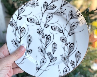 Plato de ensalada Anthropologie Peacock blanco y negro con borde dorado, fabricado en Japón.