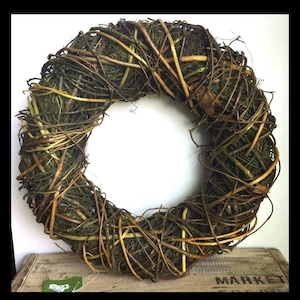Decorazione per porta d&#39;ingresso con ghirlanda di ramoscelli naturali di vite