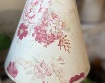 Paralume piccolo in tessuto con rose bianche floreali in stile vintage, stile country francese.