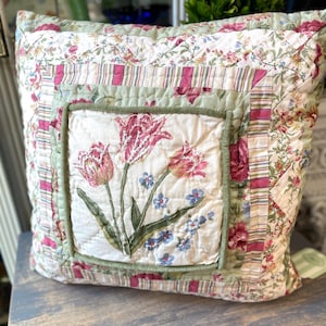 Cuscino floreale Chesterfield di Rachel Ashwell, arredamento vintage in stile cottage