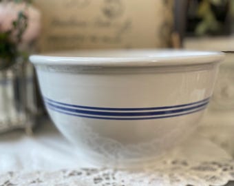 Bol mezclador de gres vintage blanco con rayas azules, estilo rústico francés, cocina primitiva.