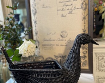 Cesta vintage negra tejida para pájaros con forma de pato. Arte popular primitivo. Decoración campestre francesa.