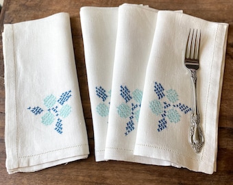 Zestaw 4 serwetek materiałowych w kolorze białym i niebieskim z haftem vintage