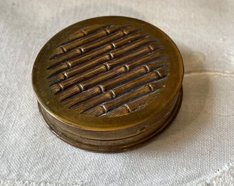 Portacipria vintage Avon in ottone e bambù, rosa cipria.