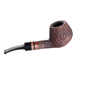 Peut inclure: Une pipe à tabac marron texturée avec une tige incurvée. Le tuyau présente un foyer brun foncé et une tige avec des bandes noires et orange. L'embout buccal est de couleur gris clair. La pipe est sur fond blanc.