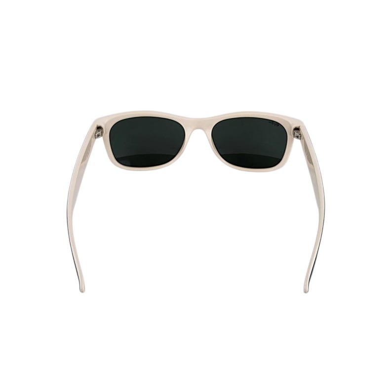 Puede incluir: Gafas de sol blanquecinas con lentes oscuras. Las gafas tienen una montura rectangular cl&aacute;sica y patillas rectas. Las lentes son oscuras, proporcionando sombra y protecci&oacute;n solar. Sobre un fondo blanco.
