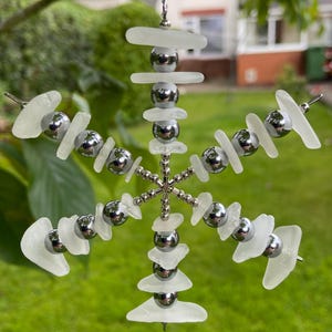 Seeglas-Schneeflocke. 4 im Durchmesser. Weißes Sea Glass Mit Metallic Silber Beads