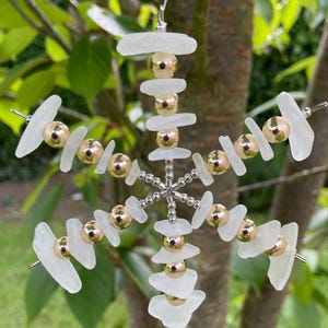 Seeglas-Schneeflocke. 4 im Durchmesser. Weißes Seeglas mit Metallic Gold Perlen