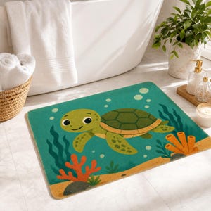 Puede incluir: Una alfombrilla de baño rectangular con una tortuga marina de dibujos animados nadando en un océano verde azulado. El diseño incluye coral naranja, algas verdes y burbujas verde claro sobre un fondo arenoso, creando una escena submarina.
