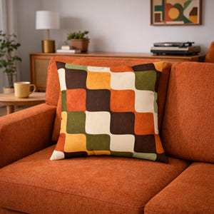 Kudde i retrorutigt mönster med spunnen polyester | Höstfärger, modern stil i mitten av århundradet