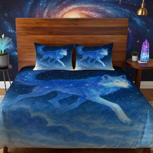 Può includere: Un set di biancheria da letto a tema celeste blu e bianco con un dipinto ad acquerello di un lupo. Il set include un copripiumino e due federe, il tutto con un design a cielo stellato. Il lupo è raffigurato mentre corre tra le nuvole.