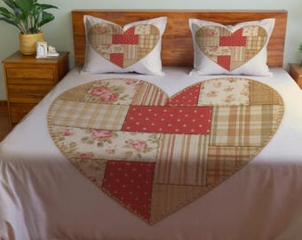 Hjärtliknande lapptäcke, sängkläder i cottagecore-stil, påslakanset i rustikt blommigt quiltmönster, sovrumsinredning för alla hjärtans dag, romantiskt sängset