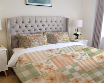Könnte beinhalten: Ein Bett mit einem Bettbezug und Kissen-Set mit floralem Muster. Der Bettbezug hat ein Patchwork-Design mit pfirsichfarbenen und grünen Blumenquadraten und -streifen. Die Kissen haben ein ähnliches Blumenmuster. Das Bett hat ein gepolstertes Kopfteil in Grau.