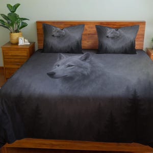 Puede incluir: Juego de cama con diseño de lobo. El juego incluye una funda nórdica y dos fundas de almohada. La funda nórdica y las fundas de almohada tienen una imagen de lobo gris sobre un fondo de bosque oscuro.