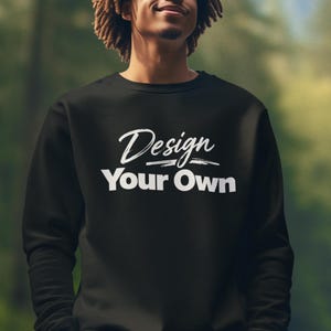 Può includere: Una felpa nera a maniche lunghe con girocollo e la scritta bianca Design Your Own stampata sul petto. Il capo presenta scollo, polsini e orlo a coste, che conferiscono un aspetto pulito e strutturato a questo indumento casual.