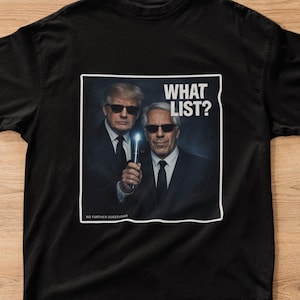 Może przedstawiać: Czarny t-shirt z krótkim rękawem z nadrukiem graficznym przedstawiającym dwóch mężczyzn w garniturach i okularach przeciwsłonecznych trzymających neuralizator. Tekst "WHAT LIST?" widnieje białymi wielkimi literami nad postaciami, a poniżej "NO FURTHER QUESTIONS".
