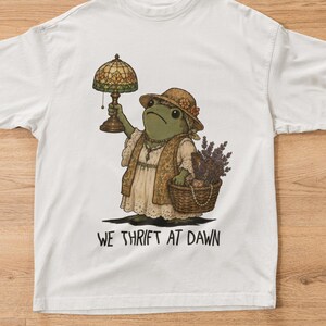 Camiseta We Thrift At Dawn, Camiseta divertida con meme de rana para amantes de las compras de segunda mano, Regalo vintage para coleccionistas, Camiseta We Ride at Dawn, Camiseta divertida