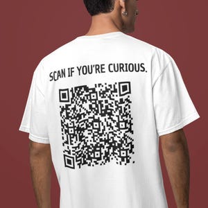 T-shirt à code QR « Scannez si vous êtes curieux » | T-shirt QR personnalisé