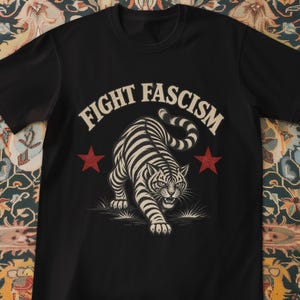 Kattskjorta mot fascism, politisk protest-t-shirt för kattälskare, ilsken protestaktivist katt-t-shirt, aktivistprotestgåva, antifascistaktivist