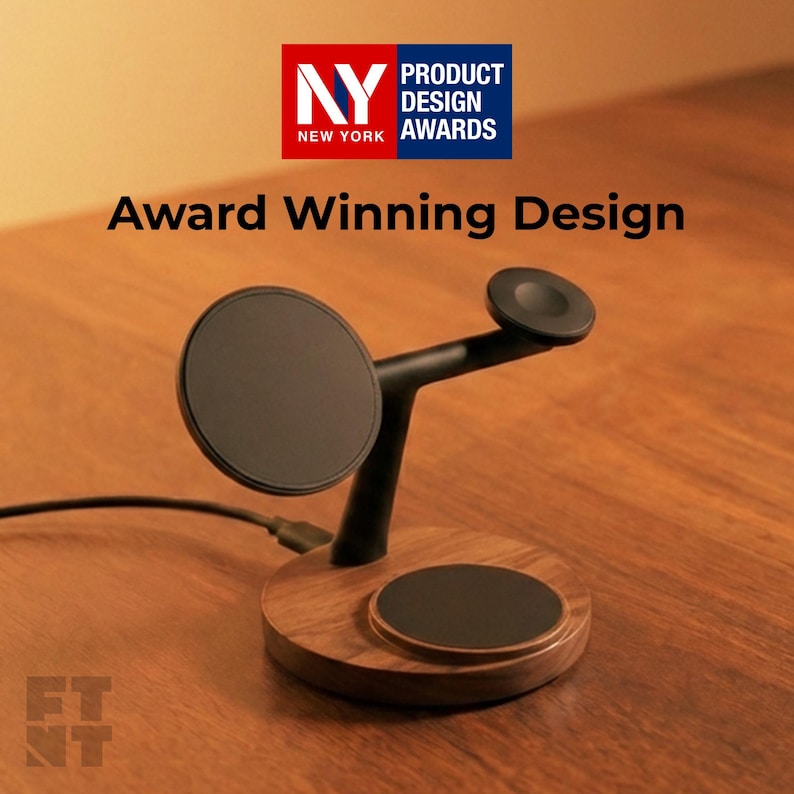Op de afbeelding: Een houten en zwart oplaadstation met een ronde basis en drie oplaadpads. Het ontwerp omvat een rond pad, een horloge-oplaadstandaard en een groter rond pad. De tekst "Award Winning Design" wordt weergegeven.