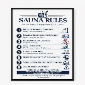 Könnte beinhalten: Ein gerahmter Druck mit schwarzem Rahmen zeigt "SAUNA RULES" in Marineblau, mit nummerierten Richtlinien und zugehörigen Symbolen. Die Regeln umfassen Duschen, die Verwendung von Handtüchern, die Wahrung der Privatsphäre, das Trinken von Wasser und die Begrenzung der Sitzungszeiten.