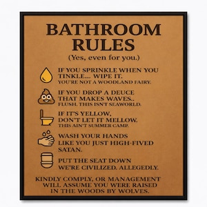 Puede incluir: Un letrero enmarcado con reglas de baño, con fondo marrón y texto negro. El letrero incluye instrucciones e ilustraciones humorísticas sobre la etiqueta en el baño, como limpiar después de orinar y tirar de la cadena.