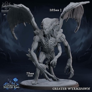 Puede incluir: Figura en miniatura gris de Greater Wyrmspawn con grandes alas, que mide 10,5 cm de altura y tiene una base de 7,5 cm. La figura tiene una apariencia esquelética detallada y forma parte de la colección Court of the Sunless King.