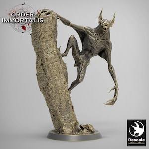 Könnte beinhalten: Bronze farbene Fantasy-Miniatur einer Kreatur, die einen strukturierten Baumstamm erklimmt. Die Kreatur hat fledermausartige Merkmale, mit Hörnern und Krallen. Die Basis trägt den Text "Rescale Miniatures" und "Order Immortalis".