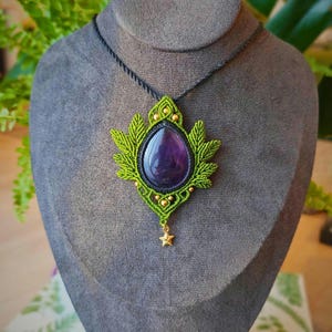 Handgemachte Makramee Halskette - Blattform mit natürlichem Amethyst Cabochon.