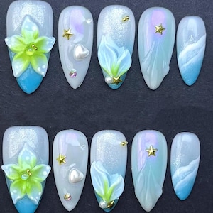 H108 Irisierende Blue Ocean Press On Nägel mit 3D Blumen, Sternen und Perlen | Schimmernde Mermaid Fantasy Design | Handgefertigt von Clawsdecor