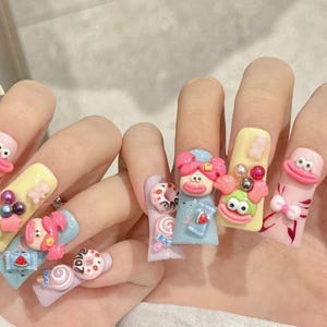 Grillige cartoon 3D kawaii nagels gemengd karakter leuk set druk op lijm op de nagels gezichten strikken snoep bubbels pastel eigenzinnige karakters leuk schattig