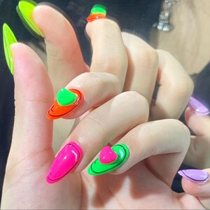 Neonowe, pop-artowe, naklejane paznokcie z 3D sercami – zestaw do paznokci Y2K w stylu kreskówkowym Sztuczny, wielokrotnego użytku, sztuczny klej na sztucznych paznokciach manicure, modna sztuka