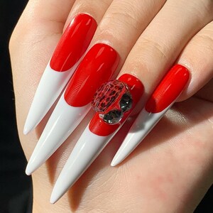 Vampir Fangzahn Drücken Sie auf die Nägel: Rot & Weiß Stiletto Gothic Schädel Gem
