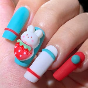 Uñas postizas de conejito de fresa: manicura estilo dibujos animados kawaii mate, pegamento para uñas postizas reutilizables y de moda.