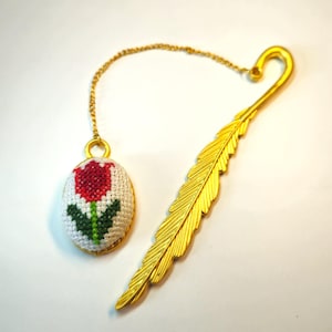 Unieke gouden metalen bladwijzer met rode tulp kruissteek – handgemaakte bloemen bladwijzer, geborduurd cadeau voor boekenliefhebbers