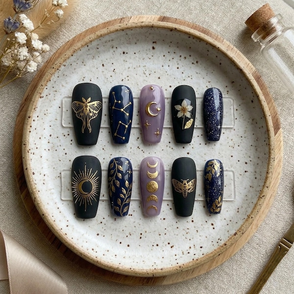 Unghie finte celestiali / Nail art con falena dorata e fasi lunari / Unghie finte nere e viola da strega / Unghie finte Dark Academia da incollare / Unghie personalizzate