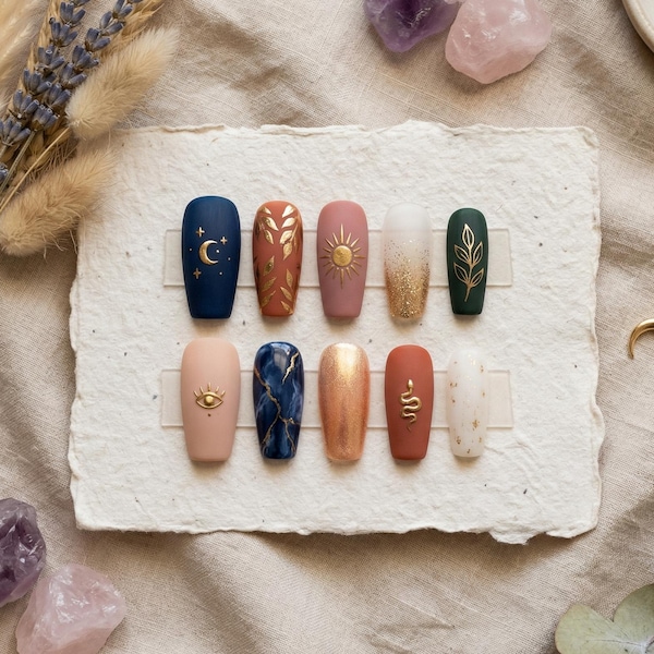 Unghie finte celestiali / Unghie finte boho-chic con sole, luna e serpente dorati / Unghie a bara mistiche blu navy e terracotta
