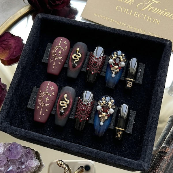 Unghie finte femminili scure, lussuose unghie gotiche a forma di bara con serpente e luna dorati, unghie finte con gioielli 3D blu reale e bordeaux