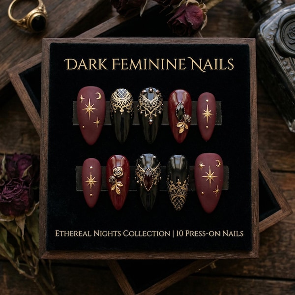 Unghie finte femminili scure / Unghie finte gotiche lussuose e eteree / Unghie finte bordeaux e nere da incollare / Unghie dorate con luna e stelle celestiali