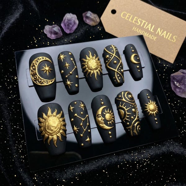 Unghie finte celestiali - Nero opaco con nail art 3D Sole e Luna dorata - Unghie finte gotiche e stregonesche - Unghie fatte a mano con costellazioni misteriose