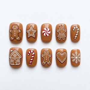 Weihnachts-Press-On-Nägel mit Lebkuchenmotiv, Nageldesign mit braunen Keksen, Zuckerstangen-Nägel, Lebkuchenhaus-Design, süße Weihnachtsmaniküre