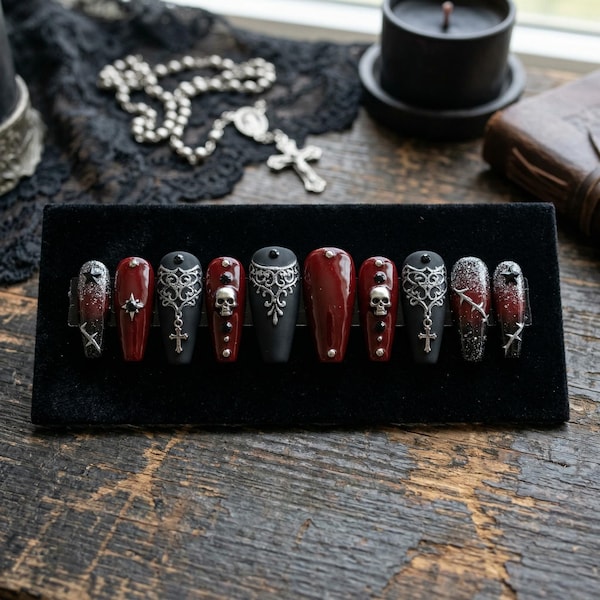 Unghie finte gotiche, unghie rosso scuro e nere, set di unghie con teschio e croce, unghie gotiche a forma di bara, unghie punk alternative, unghie finte in gel fatte a mano