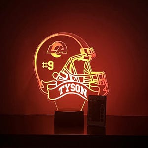 LED Sport Football Helm Team Player Fan Nachtlicht Tischlampe, 16 Farblichter, inklusive Top, Basis, Kabel & Fernbedienung - personalisierbar Kostenlos!
