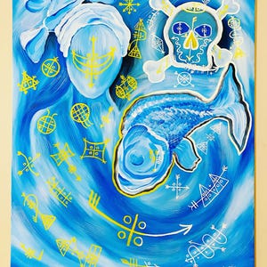 以下が含まれることがあります： 青い背景に白いドクロとクロスボーン、白い魚、黄色のシンボルが描かれた抽象画。絵画には「LAIVÉRON 5-2-2021」と署名されています。
