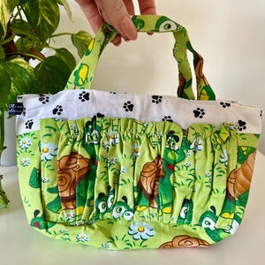Bolso pequeño hecho a mano con un bonito caracol verde: un bolso de tela, un regalo único para mujer.
