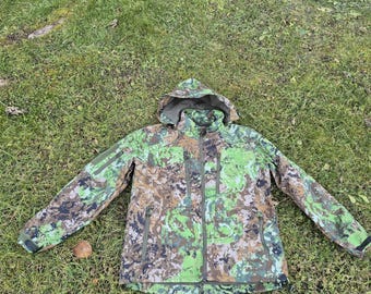 Chaqueta de camuflaje con un nuevo y eficaz patrón de camuflaje.