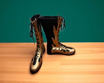 Handgefertigte Gold & Schwarze Leder Wrestling Schuhe | Wrestling Boots mit individueller Flamme | Schnürstiefel in Schnüroptik für Ringer, Cosplayer und Co